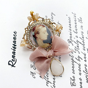 Spilla in smalto personalizzata con motivi creativi di margherite, rose, girasoli e fiori dipinti a olio, disponibile all'ingrosso - Product Image 2