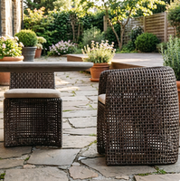 Conjunto de Sofá de Ratán Curvo Ancho Tejido a Mano para Patio, con Cojines Decorativos en Tonos Neutros, Muebles de Jardín