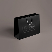 Sacs cadeaux en papier noir de luxe personnalisés avec impression florale et poignées en corde pour l'emballage de bouteilles