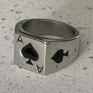 316L Degli Uomini di Anello In Metallo Minimalista Gioielli di Moda Personalizzata In Acciaio Inox Uomini Anello Quadrato Inciso <span class=keywords><strong>Asso</strong></span> Di Picche Anelli Con Sigillo - Product Image 2
