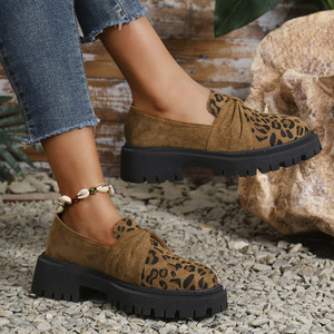 รองเท้าส้นหนาลายเสือดาวแบบสวม ไซส์ใหญ่ สไตล์อังกฤษ สำหรับผู้หญิง คอลเลคชั่นใหม่ประจำฤดูใบไม้ร่วง - Product Image 2