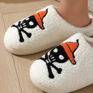 Chaussons d'hiver doux et confortables en peluche de haute qualité pour intérieur et extérieur, avec logo personnalisé, nouveau design fruité, massage des pieds, vente en gros à bas prix - Product Image 3