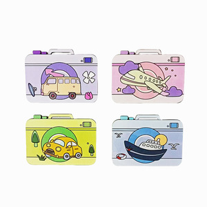 En stock : Étiquettes de bagages créatives en bois, mignonnes et de style dessin animé pour étudiants, cartes d'identité en forme d'avion et étiquettes de bagages. - Product Image 5
