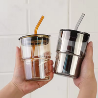 Tasse en verre à boire de boisson de 12oz en gros avec couverture en cuir coloré tasse en verre borosilicaté avec couvercle et paille