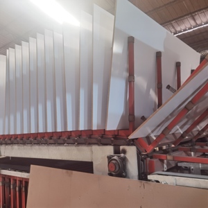 لوح <span class=keywords><strong>MDF</strong></span> 15 مم 244 سم × 122 سم ميلامين أبيض E1 للأثاث - Product Image 3