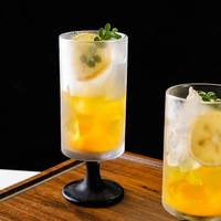 Tasse à vin en verre à cocktail transparente et durable de conception moderne créative pour l'usage de barre de partie