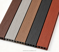 Revêtement de sol composite WPC brossé couleur personnalisée OEM, stable, imperméable et écologique pour projets commerciaux et cours extérieures
