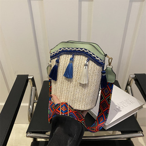 <span class=keywords><strong>Sac</strong></span> de style ethnique tissé d'<span class=keywords><strong>herbe</strong></span> pour l'été des femmes nouveau <span class=keywords><strong>sac</strong></span> à bandoulière unique tissé à pompon décontracté - Product Image 3