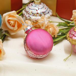 จี้ตกแต่งต้นคริสต์มาสแก้วพิมพ์ลาย UV สีมาการอง ปรับแต่งลวดลายได้ ขนาด 6*6*8 ซม. ยี่ห้อ SY ของตกแต่งคริสต์มาส - Product Image 5