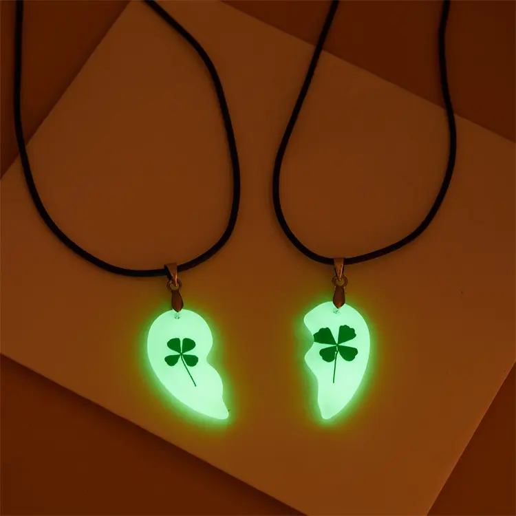 Venta al por mayor cuatro luminoso amor costura hoja trébol flor colgante collar para parejas