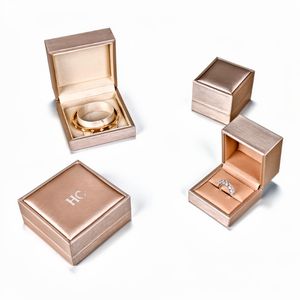 Boîte à bijoux artisanale de luxe rigide à couvercle rabattable en cuir PU, avec insert en microfibre, logo personnalisé en relief, vente en gros - Product Image 1