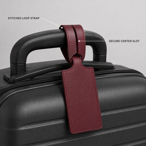 Étiquette de bagage en cuir PU rouge bordeaux avec logo gaufré avion, sangle en cuir intégrée et fenêtre pour carte d'identité, pour valise de voyage - Product Image 4