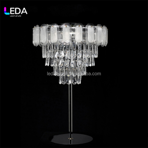 Support de fleurs en métal doré LEDA, centre de table avec support en métal et cristal, avec éclairage pour la décoration de mariage, de fête ou d'événement - Product Image 6