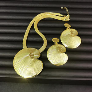 Nouvelle Tendance 2025 : Bijoux Classiques Exagérés en Gros pour Femmes, Forme XOXO, Style Islamique, Plaqué Or, Alliage, Cristal et Strass - Product Image 4