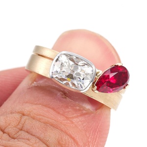 Anillo de Oro Macizo con Dos Piedras de Zafiro Cultivado en Laboratorio, Corte Pera, Rubí y OMC, Joyería de Lujo Personalizada para Boda - Product Image 1