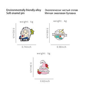 เข็มกลัดอะนิเมะนักฟิสิกส์ชื่อดัง ลายเคมี งานเพ้นท์มือ พิมพ์ตัวอักษรโลหะขัดเงา แบบหล่อขึ้นรูปนิ่ม JBD Z480 - Product Image 4