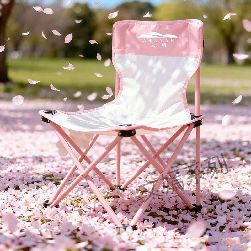 สีขาวและสีชมพูอ่อนแบบปะติด