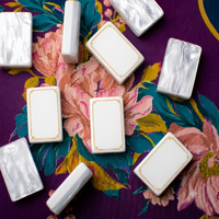 Ensemble de Mahjong de Luxe en Acrylique Floral avec Design Écologique, Tuiles Blanches Nacrées à Motifs Spirales, Cadre Doré - Cadeau de Collection pour Femmes