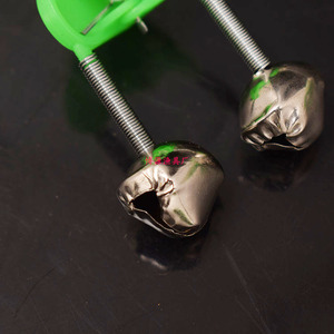 Campana de pesca doble de acero inoxidable de 16 mm de diámetro, alarma para cañas de pescar con parte superior de plástico y gancho de resorte metálico - Product Image 1