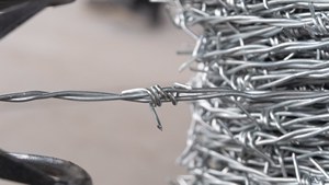 ลวดหนามชุบสังกะสีคุณภาพสูง ขนาด 2 มม. แบบบิดเกลียวสองชั้น ม้วน 25 กก. ยาว 500 ม. สำหรับทำรั้ว - Product Image 3