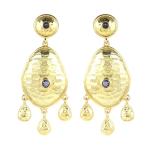 Pendientes grandes de latón chapado en oro martillado con iolita, de la fábrica de la India, para mujer, ideales para fiestas. - Product Image 1