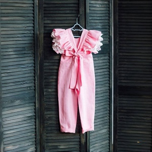 OEM ODM pagliaccetto per bambini rosa manica volante in <span class=keywords><strong>pizzo</strong></span> con Splicing dietro cinturini Casual tuta <span class=keywords><strong>di</strong></span> lino per bambini <span class=keywords><strong>tutina</strong></span> per ragazze - Product Image 4