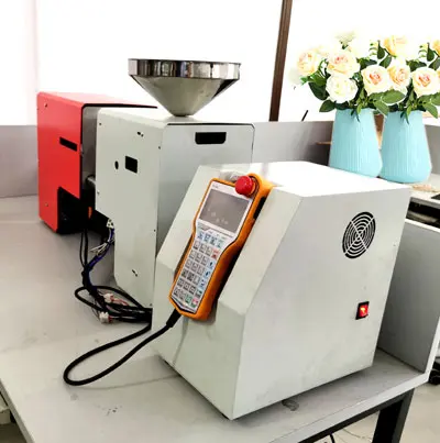 Desktop electrical injection molding machine for different type plastics