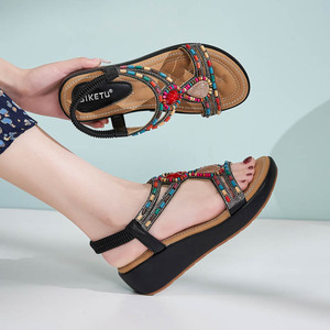 Sandalias de cuña para mujer, estilo étnico bohemio, con cuentas y diamantes de imitación, banda elástica, punta abierta, zapatos acolchados para la playa, sin cordones, U670-1 - Product Image 3