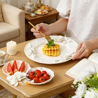 Assiette en céramique blanche émaillée de couleur européenne avec fleur de rose en relief 3D, vaisselle florale, assiette à fruits, assiette à gâteau, assiette à dessert