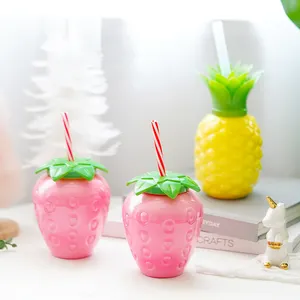 Hete Verkoop Aardbei Ananas Vormige Plastic Beker Nieuwigheid Drinkbeker Met Led