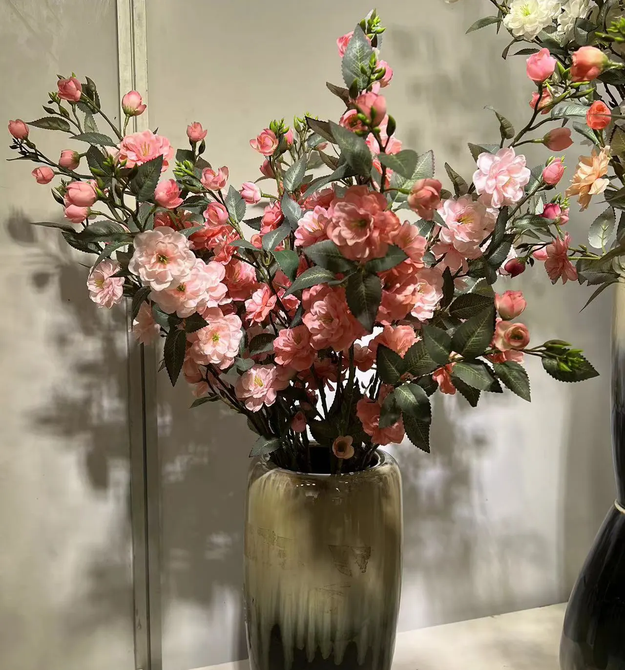 Украшение, искусственный цветок камелии, шелковые цветы с одним стеблом, композиция из искусственной камелии