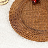 Assiette de présentation décorée de motifs de rotin brun en gros Assiette de présentation ronde en plastique pour mariage