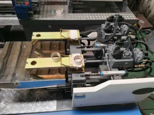 Zhenhua pente plástico misturado 2 cores, máquina moldadora de injeção de fabricação para máquina descartável da lâmina de duas cores