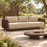 Canapé d'extérieur moderne trois places avec structure en bois massif et accoudoirs cannelés, idéal pour terrasse, jardin, cour et balcon