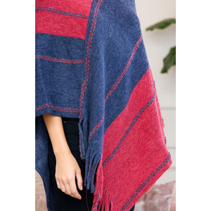 Hdf3007rdbl - Poncho con flecos y estampado de cadena en dos tonos, rojo y azul - Product Image 3