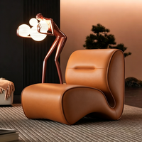 Fauteuil individuel traditionnel Tenghang en cuir huilé et fourrure Sherpa, dossier massif, pieds en bois, design de salon