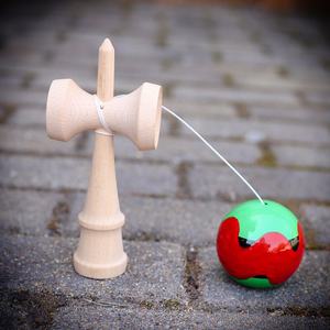 Kendama kendama kpop ของเล่นไม้พรีเมี่ยมแบบมืออาชีพด้ามจับเหนียว18ซม. ลูกบอลสีสันสดใสออกแบบได้ตามต้องการ - Product Image 5