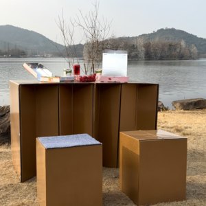 Tavolo Pieghevole in Cartone Ondulato Laminato Ecologico, Scrivania Impermeabile Richiudibile per Esposizioni, Vendita al Dettaglio e Campeggio - Product Image 1