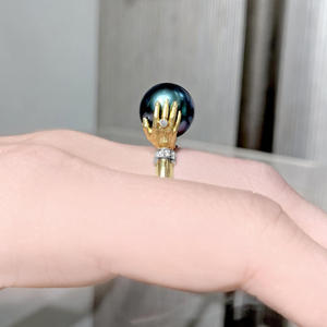 Anillo de Cóctel F520 con Perla Negra Redonda AAA en Oro de 18K, Engaste de Garra, Joyería Unisex para Regalo - Product Image 6