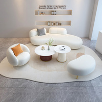 Ensemble de canapés modulaires de luxe en cuir synthétique crème de style scandinave, avec zone lounge incurvée accessible et rembourrage en éponge, idéal pour villa