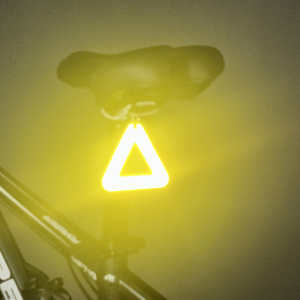Señales Triangulares Reflectantes Portátiles Disponibles en Varios Colores para Bicicleta de Carretera, Sillín de Bicicleta, Seguridad en Ciclismo, Duraderas y Fáciles de Usar - Product Image 4