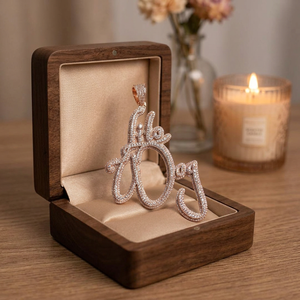 Colgante de Lujo Estilo Hip Hop para Fiestas y Eventos, de Plata 925 con Moissanita y Diamantes, con Letra Cursiva Personalizada y Placa con Nombre, con Incrustaciones de Diamantes - Product Image 2