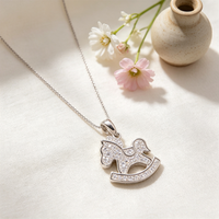 Collier pendentif tendance et polyvalent en alliage de cuivre, style cheval de Troie de dessin animé, incrusté de zircon transparent, pour femme, idéal pour les soirées