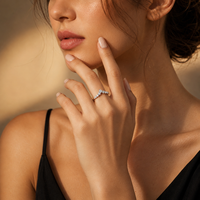 Bague élégante en argent sterling S925 avec moissanite taille ronde, bague de fiançailles en moissanite en forme de V pour femme