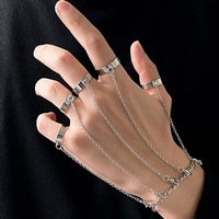 Bague combinée à chaîne personnalisée et tendance, très vendue. Bague créative de style punk à doigt ouvert et connectée.