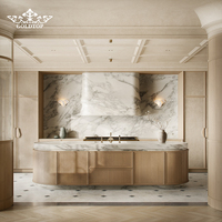 Meubles de cuisine de luxe Goldtop Architect's Choice, armoires d'îlot incurvées en chêne massif avec hotte intégrée en marbre Arabescato