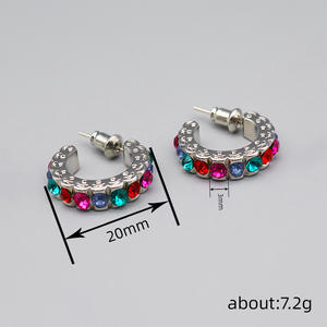 Pendientes Huggie Plateados con Cristales de Colores y Engaste de Canal para Mujer, Joyería Moderna para Uso Diario - Product Image 6