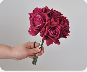 <span class=keywords><strong>Bouquet</strong></span> de roses artificielles de haute qualité à texture humide simulée, toucher hydratant, 5 têtes, bords frisés, pour décoration intérieure - Product Image 6