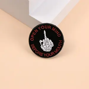 กะโหลกพังก์ให้นิ้วกลางด้วยตัวอักษรเปิดใจของคุณก่อนที่ปากของคุณเข็มกลัดโลหะเคลือบตลก - Product Image 4