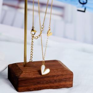 Collier avec pendentif cœur en nacre blanche plaqué or 18 carats en acier inoxydable, résistant à l'eau et inaltérable, avec logo personnalisé pour - Product Image 2